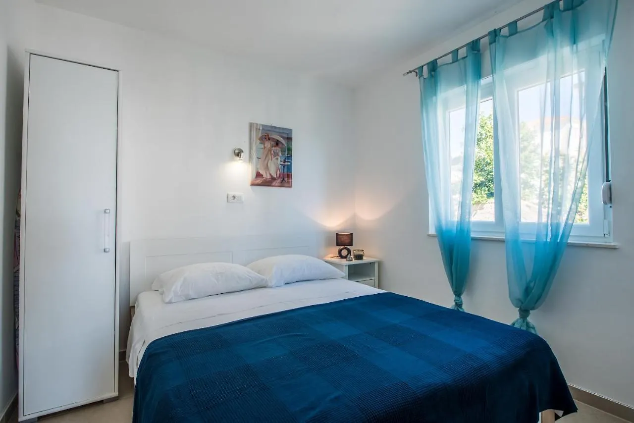 Apartments Amneris Trogir 0*,